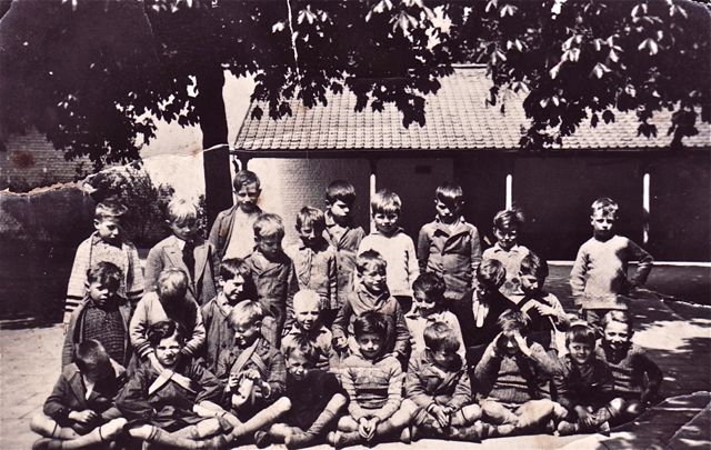 Pietje, tweede van links op de middelste rij, was een zittenblijvertje. Dertig jaar later nog steeds, wegens levenslang. 